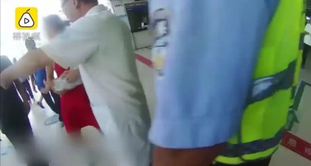 心疼!菏泽一月嫂抱仅40天男婴做饭时锅中鸡蛋突然爆开,孩子腿和肚皮烫出了泡...