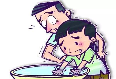 心疼!菏泽一月嫂抱仅40天男婴做饭时锅中鸡蛋突然爆开,孩子腿和肚皮烫出了泡...