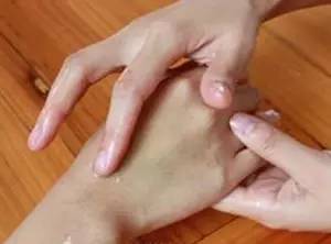 心疼!菏泽一月嫂抱仅40天男婴做饭时锅中鸡蛋突然爆开,孩子腿和肚皮烫出了泡...