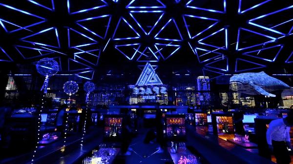 太刚了!这店居然敢开在「中国第一夜店」楼下...