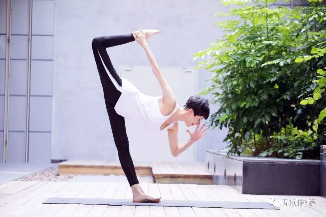 做瑜伽轮式之前的热身体式,空中瑜伽腹部核心热身体式