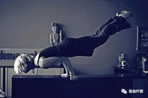 做瑜伽轮式之前的热身体式,空中瑜伽腹部核心热身体式