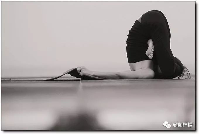 做瑜伽轮式之前的热身体式,空中瑜伽腹部核心热身体式