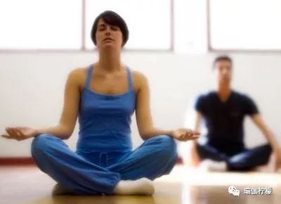 做瑜伽轮式之前的热身体式,空中瑜伽腹部核心热身体式