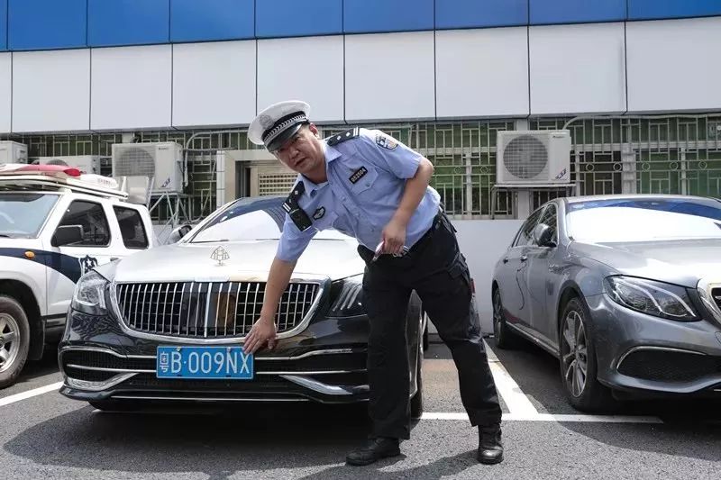 开自己的车,套自己的牌?警察蜀黍:罚款!拘留!