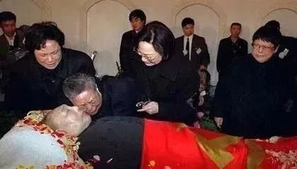 今天他115岁了，*小平邓**人生的40个瞬间