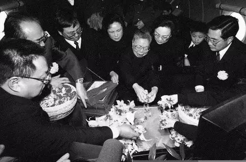 今天他115岁了，*小平邓**人生的40个瞬间