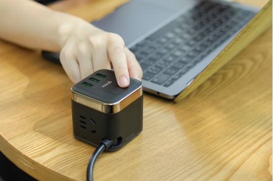 插座玩出新花样公牛魔方usb插座,公牛魔方插座多功能转换插头