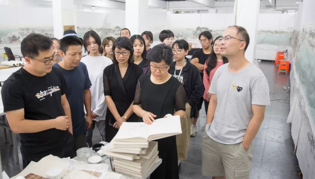 两岸书画作品展现场,中国画长卷手卷全国展