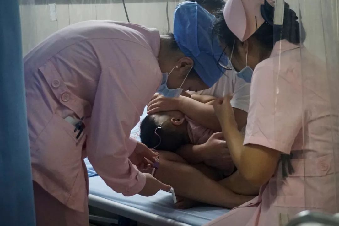 小男孩双眼淤青肿胀，酷似熊猫眼，父母曾被人怀疑虐待孩子