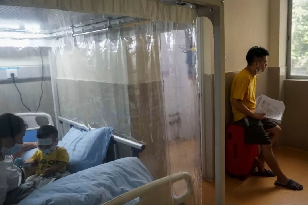 小男孩双眼淤青肿胀，酷似熊猫眼，父母曾被人怀疑虐待孩子