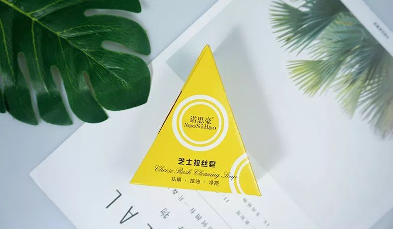 鼻头痘痘爆浆,鼻头痘痘挤出来的白色物质是什么