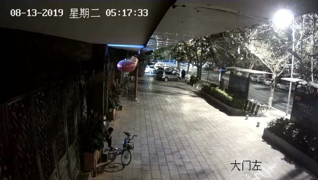 男子酒驾被交警抓下一秒忍住别笑,零容忍醉酒男子打警察