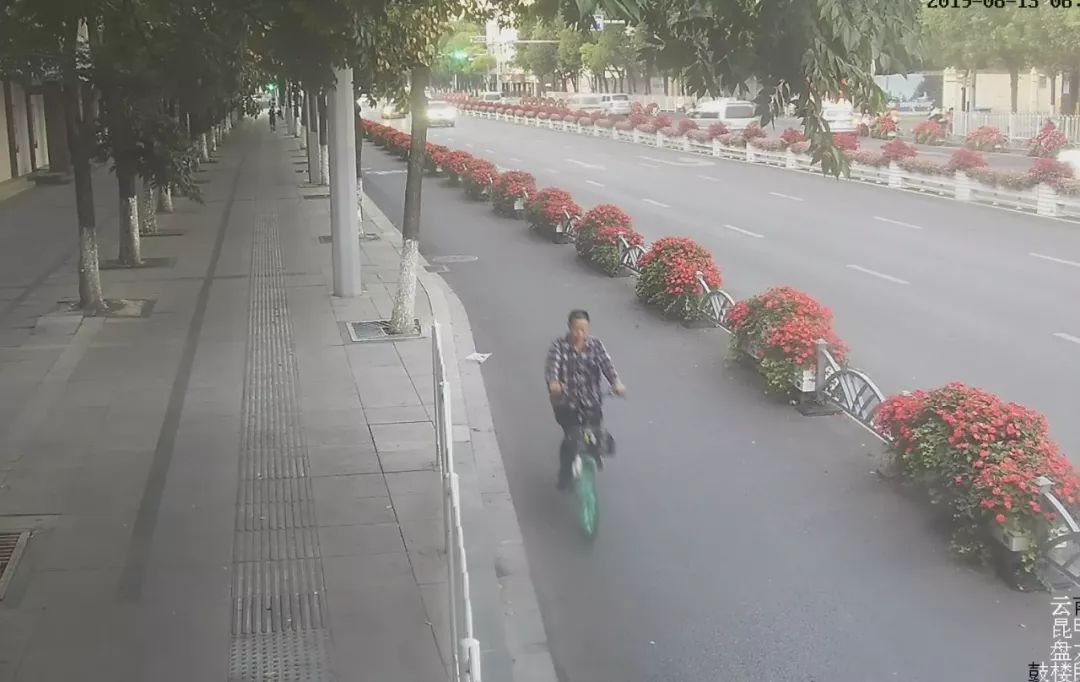 男子酒驾被交警抓下一秒忍住别笑,零容忍醉酒男子打警察