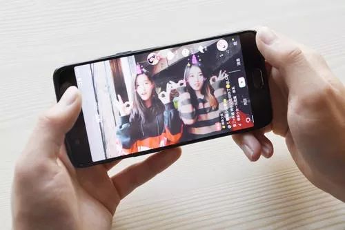 烟酒咖网，什么在让你“上瘾”？|睡前聊一会儿