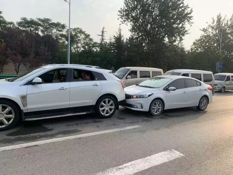 清晨，栾城多辆汽车“相拥”为哪般？