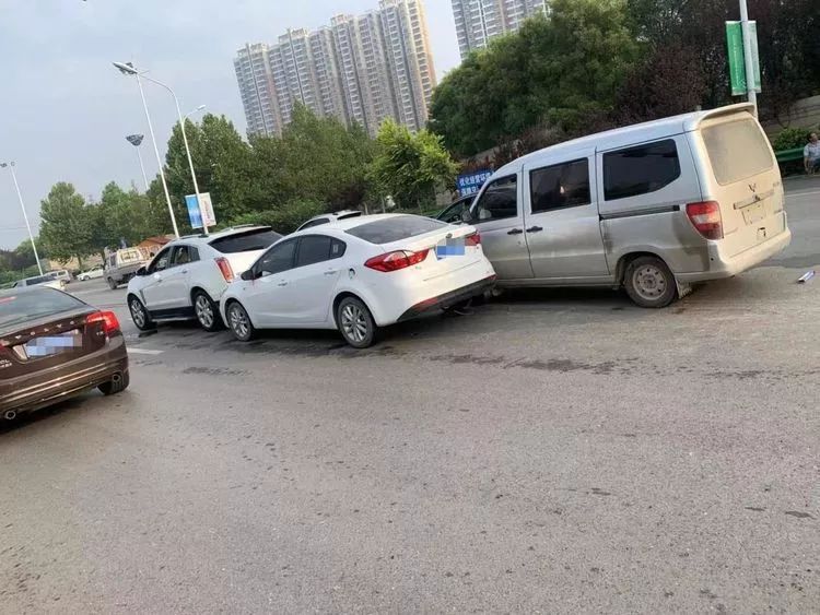 清晨,栾城多辆汽车“相拥”为哪般?