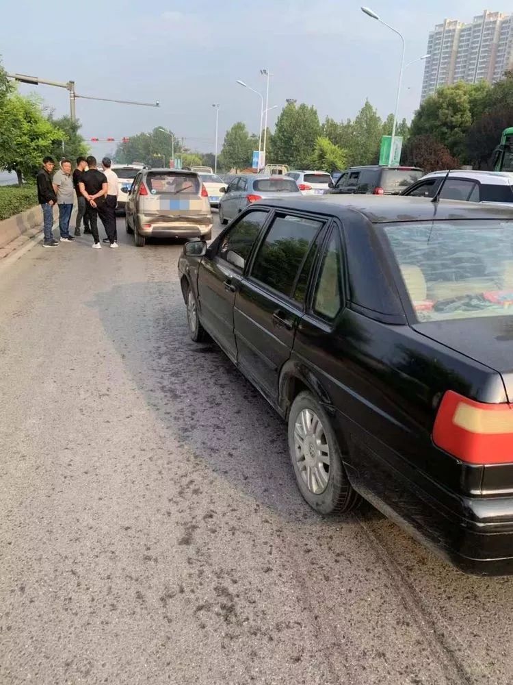 清晨,栾城多辆汽车“相拥”为哪般?