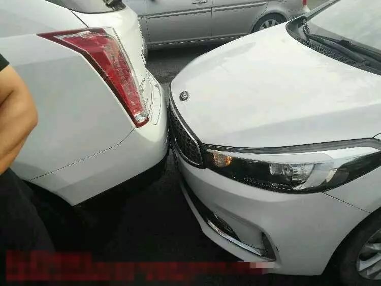 清晨,栾城多辆汽车“相拥”为哪般?