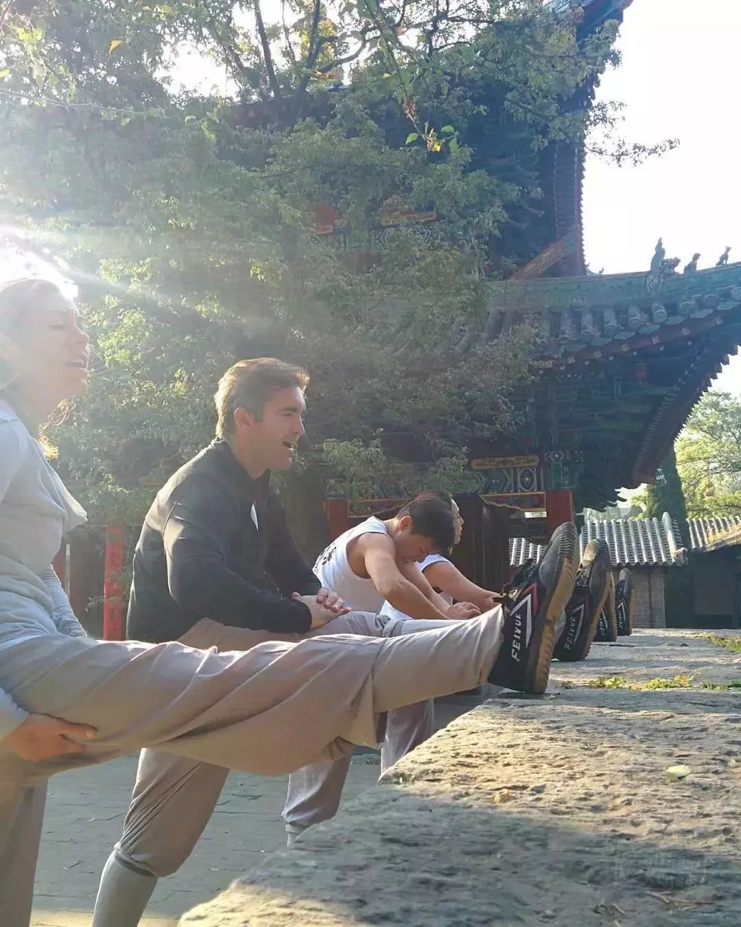 中国60年前造了双小白鞋,法国人一夜“偷走”赚翻了!今天它潮回来了