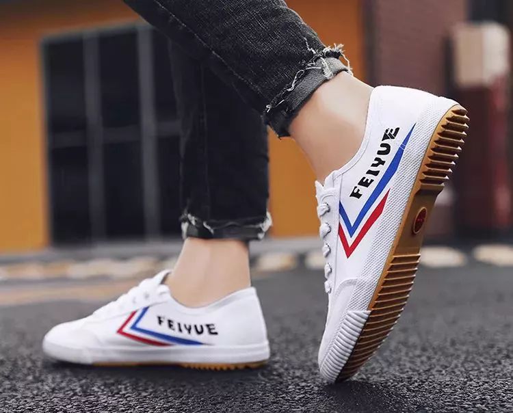 中国60年前造了双小白鞋,法国人一夜“偷走”赚翻了!今天它潮回来了