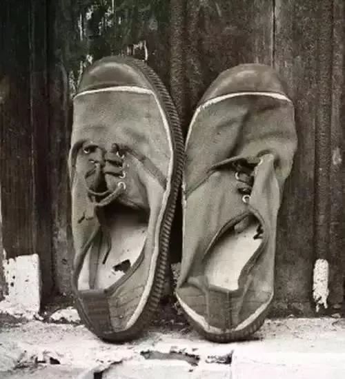 中国60年前造了双小白鞋,法国人一夜“偷走”赚翻了!今天它潮回来了