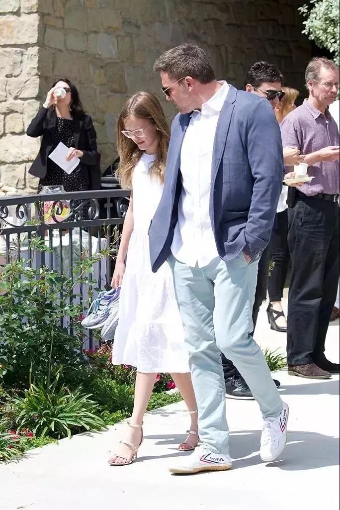 中国60年前造了双小白鞋,法国人一夜“偷走”赚翻了!今天它潮回来了