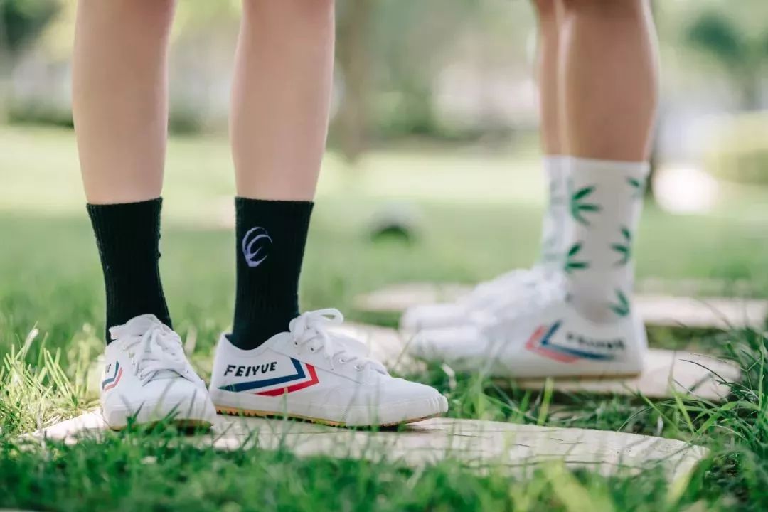 中国60年前造了双小白鞋,法国人一夜“偷走”赚翻了!今天它潮回来了