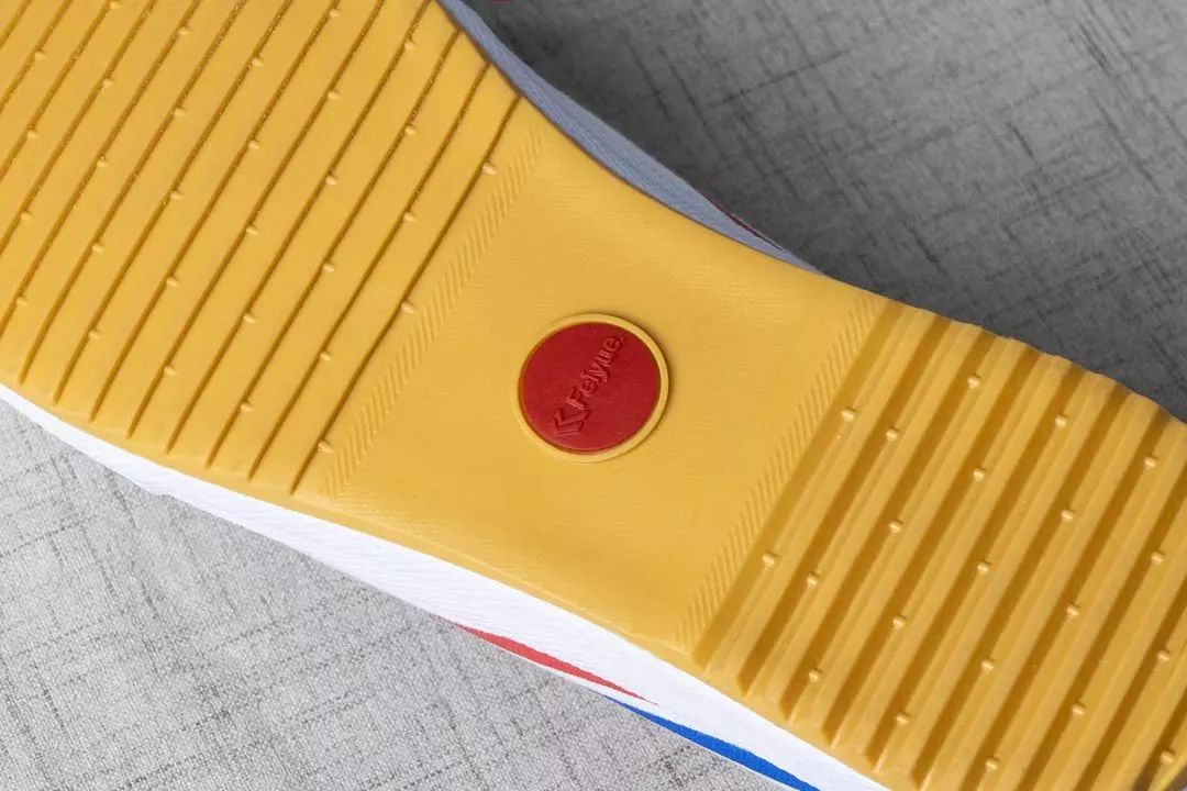 中国60年前造了双小白鞋,法国人一夜“偷走”赚翻了!今天它潮回来了