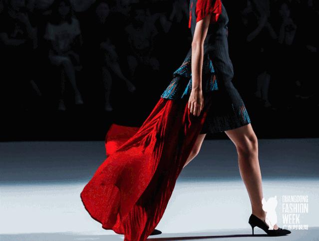 广东时装周丨“2019艾德莱斯出天山”绽放于致敬梦想的舞台