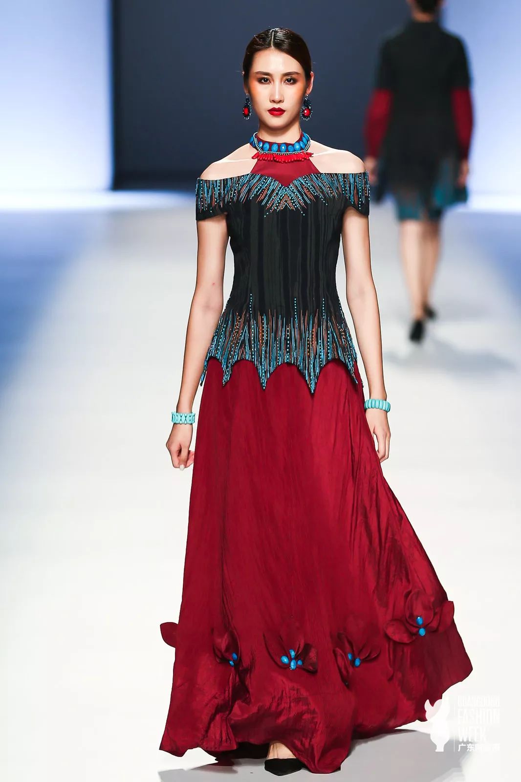 广东时装周丨“2019艾德莱斯出天山”绽放于致敬梦想的舞台