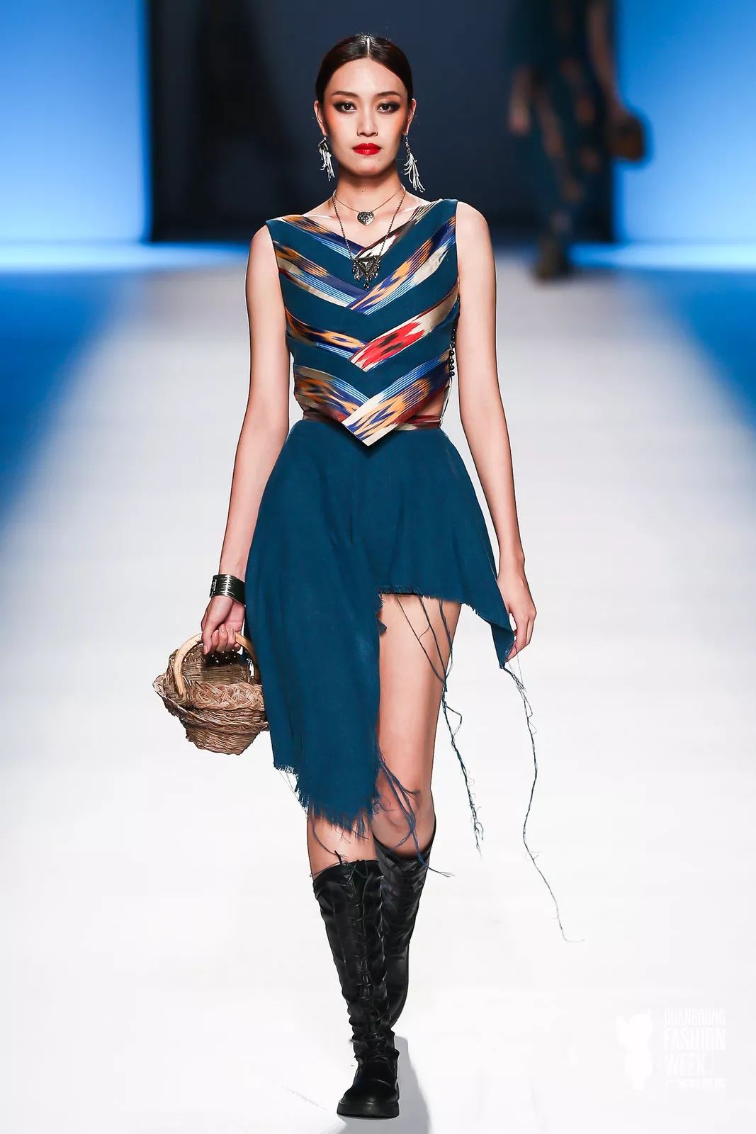 广东时装周丨“2019艾德莱斯出天山”绽放于致敬梦想的舞台