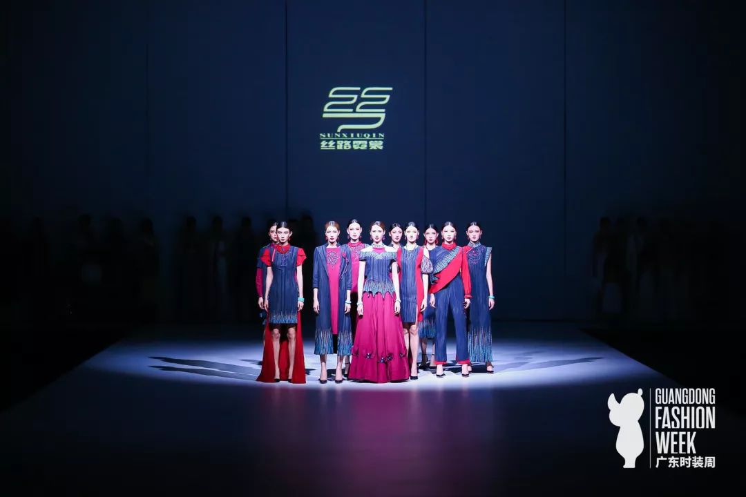 广东时装周丨“2019艾德莱斯出天山”绽放于致敬梦想的舞台