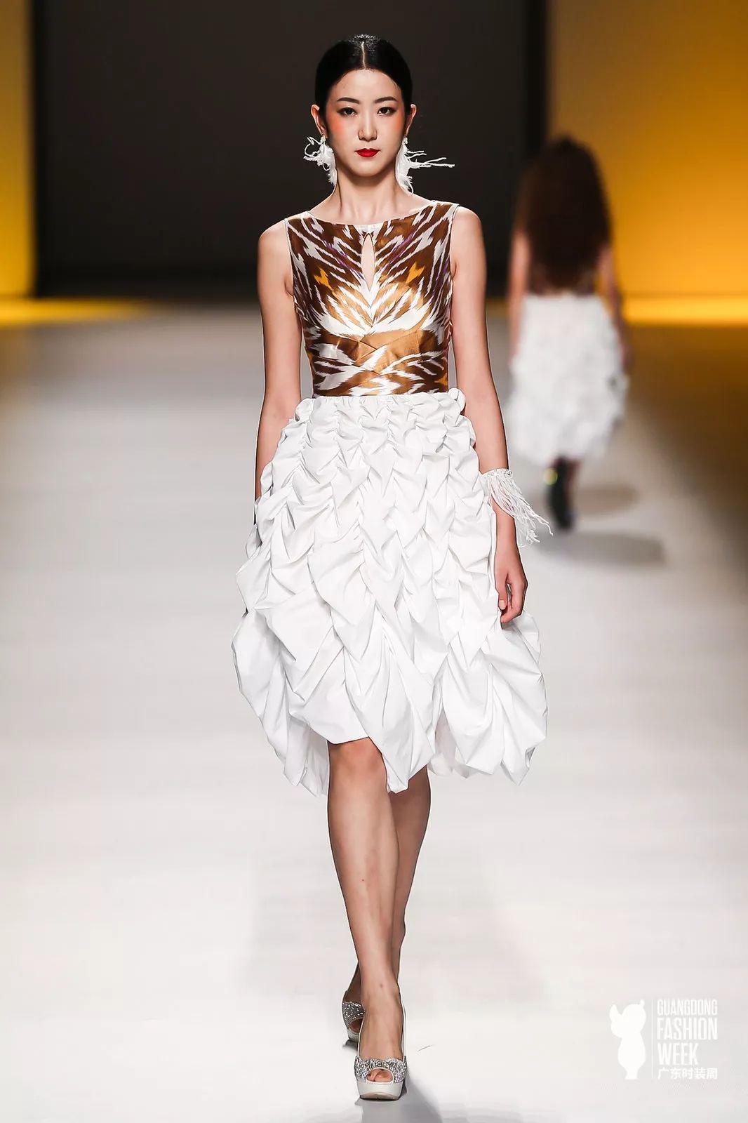 广东时装周丨“2019艾德莱斯出天山”绽放于致敬梦想的舞台