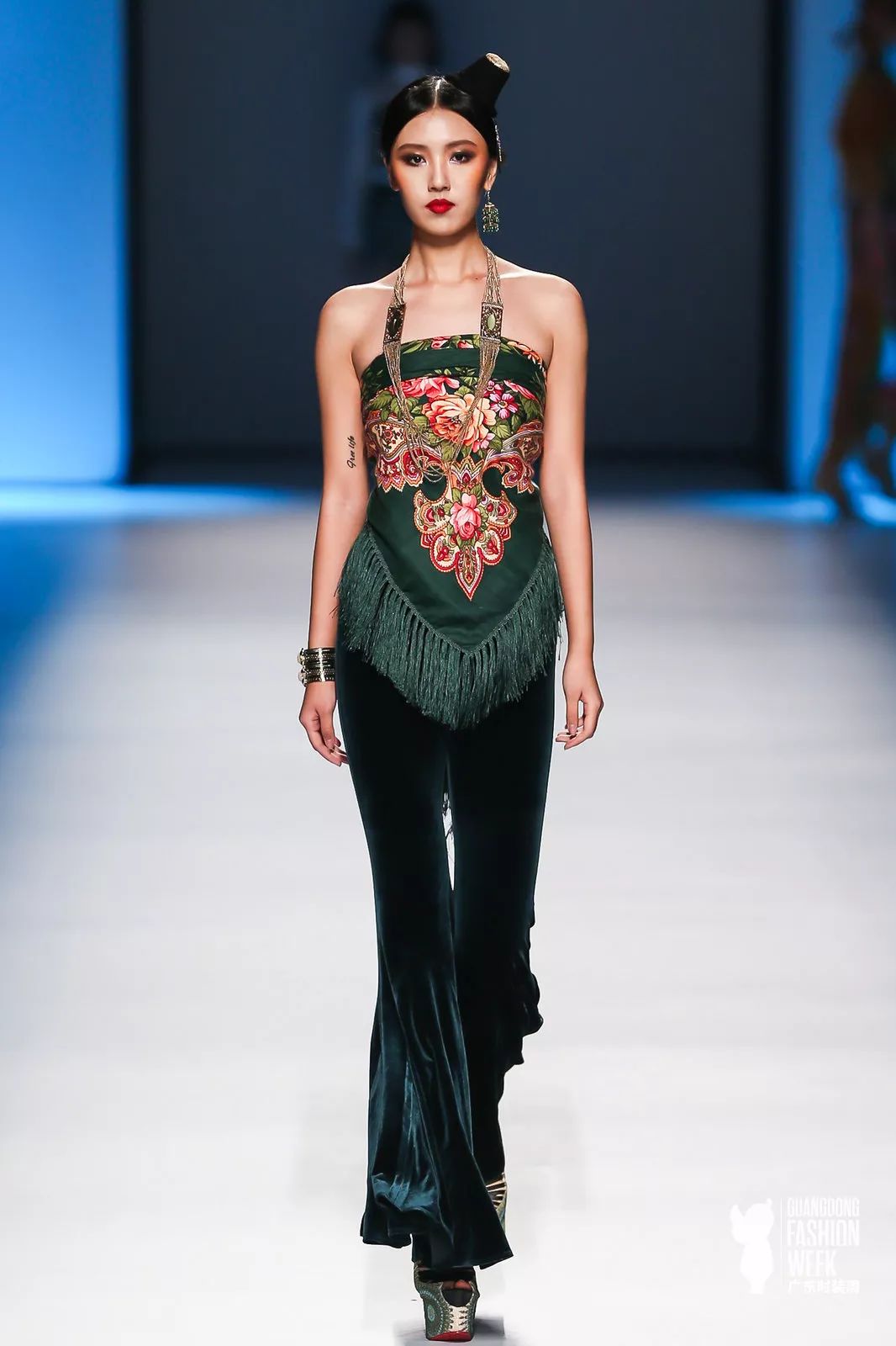 广东时装周丨“2019艾德莱斯出天山”绽放于致敬梦想的舞台