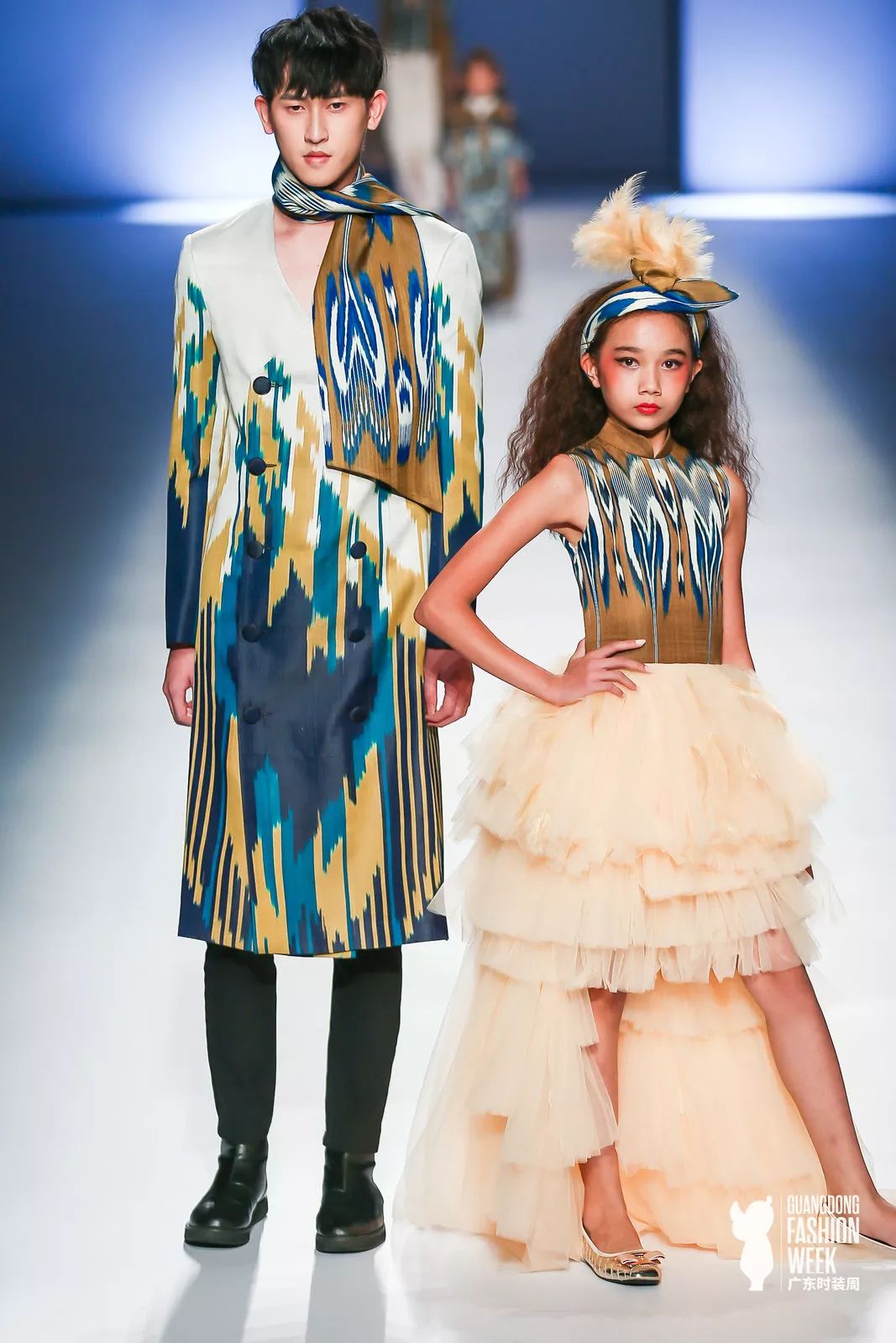 广东时装周丨“2019艾德莱斯出天山”绽放于致敬梦想的舞台