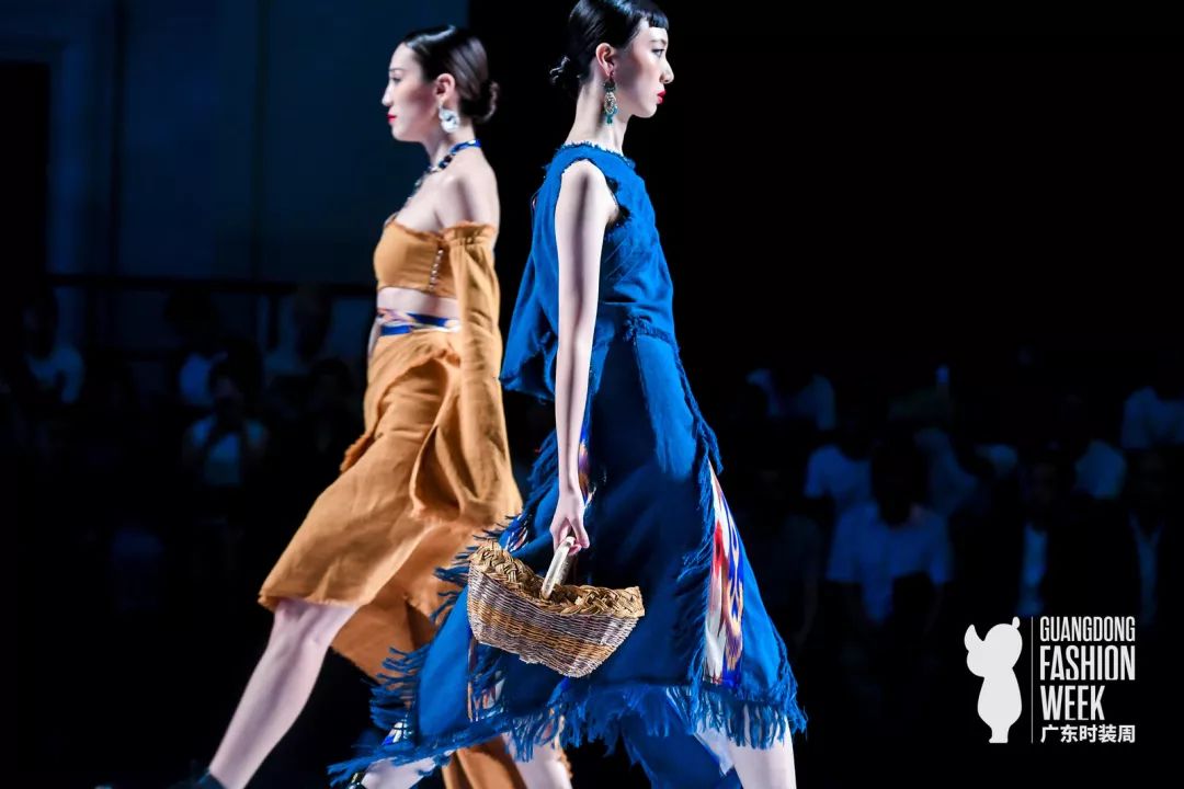 广东时装周丨“2019艾德莱斯出天山”绽放于致敬梦想的舞台