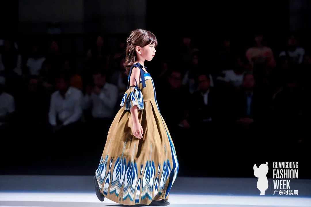 广东时装周丨“2019艾德莱斯出天山”绽放于致敬梦想的舞台