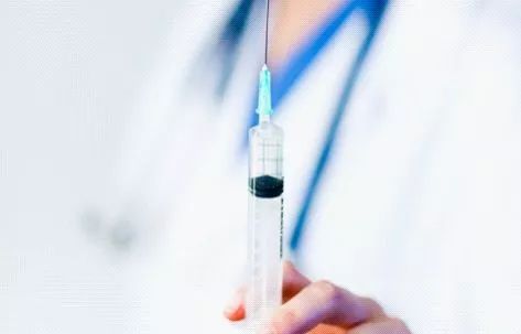 壕！*疆新**大妈打“飞的”到义乌，只为了找他“打针”