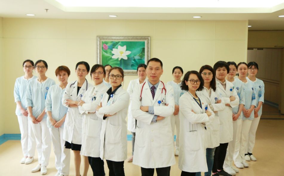 壕！*疆新**大妈打“飞的”到义乌，只为了找他“打针”