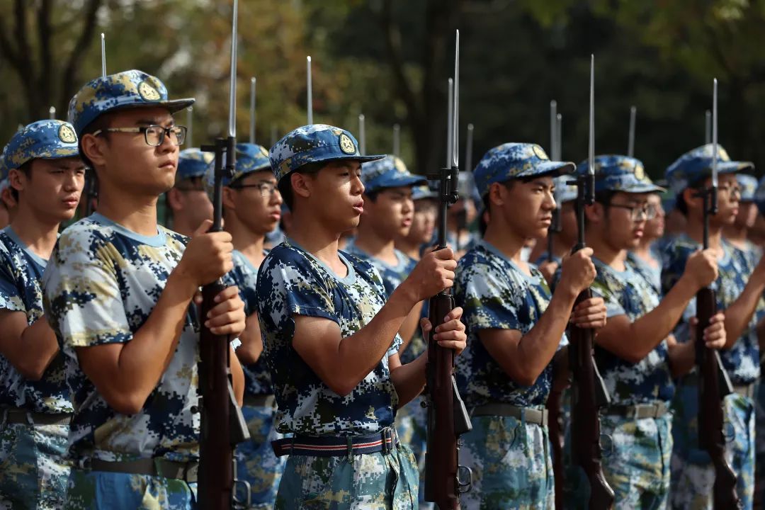 军训攻略让我们一起潇洒的晒黑,军训特辑让我们一起优雅地晒黑