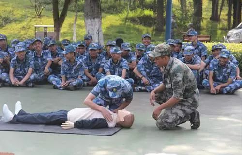 军训攻略让我们一起潇洒的晒黑,军训特辑让我们一起优雅地晒黑