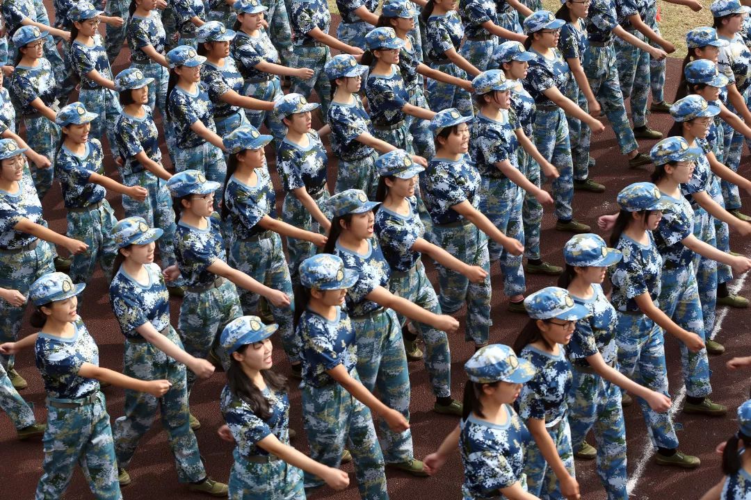 军训攻略让我们一起潇洒的晒黑,军训特辑让我们一起优雅地晒黑