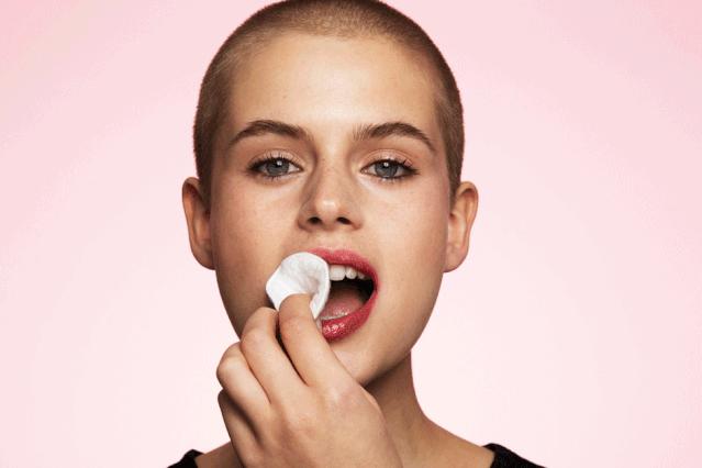 涂口红下嘴唇内侧无法上色,嘴唇像涂口红一样怎么回事