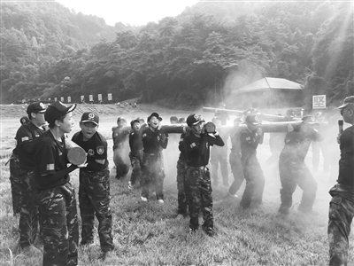 又扎心了!杭州初中新生这几天密集军训哭着想家的男生多于女生