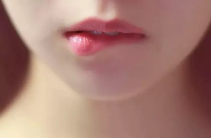 涂口红下嘴唇内侧无法上色,嘴唇像涂口红一样怎么回事