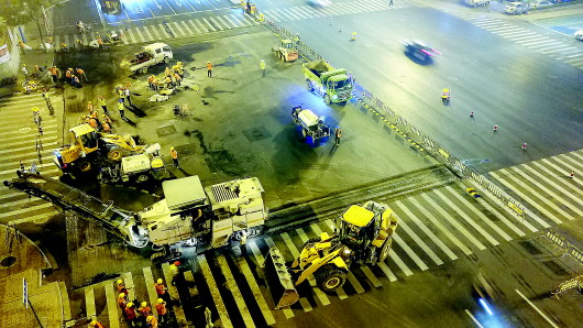 粗汉细活挑灯“夜战”…经十路整修何以“不扰民”?