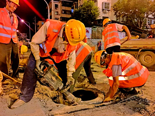 粗汉细活挑灯“夜战”…经十路整修何以“不扰民”?