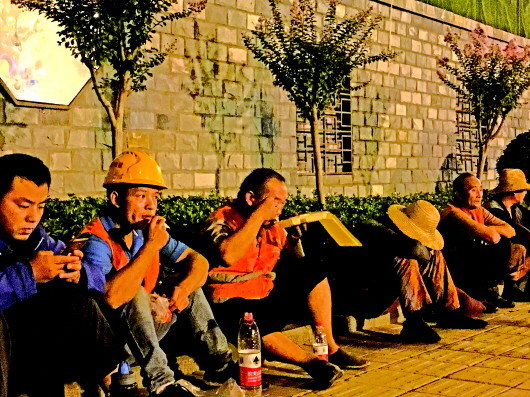 粗汉细活挑灯“夜战”…经十路整修何以“不扰民”?