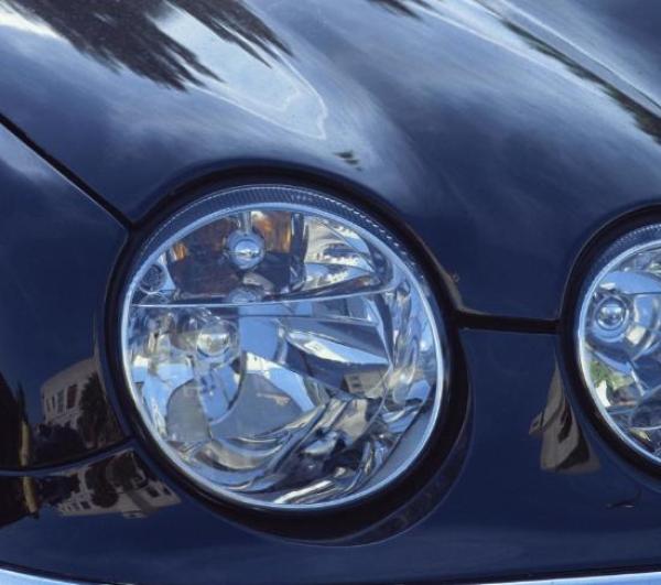 汽车大灯发黄靠谱的做法,汽车大灯发黄怎样才能变亮